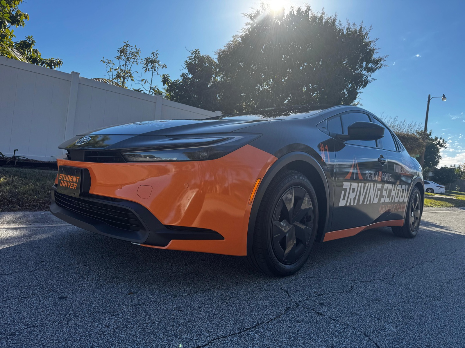 Toyota Prius de Ready 4 Roads con el rótulo naranja y negro de la escuela · carro de clases con doble control · Kissimmee, FL